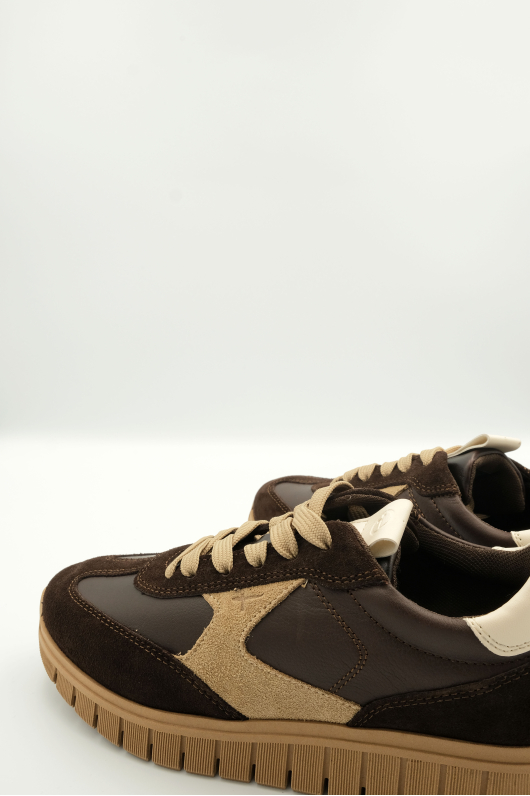 Женские кроссовки Tamaris. Комбинированные материалы из натуральной кожи.